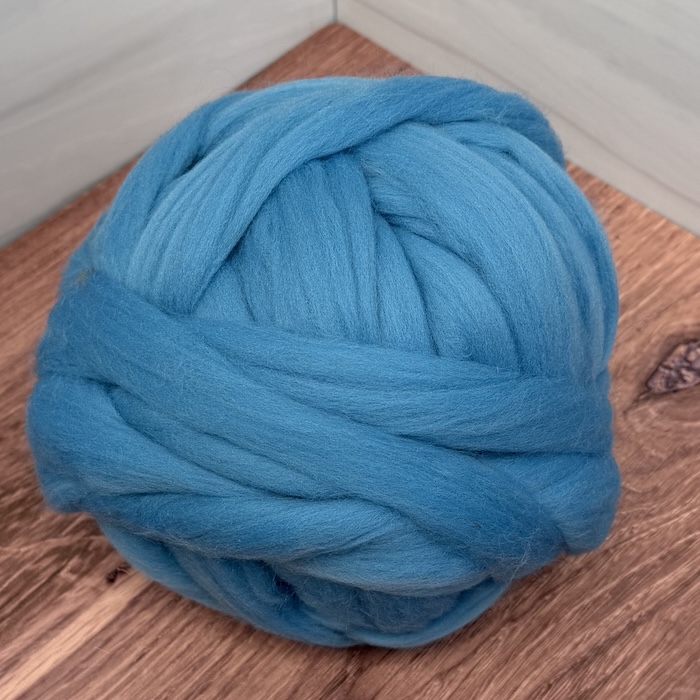 Brown Sheep Dyed Wool Roving 13 Speckled Robin Egg, solid combed top.